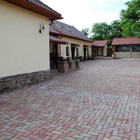 Ubytovanie Tri Ruze Krásnohorské Podhradie Exterior foto