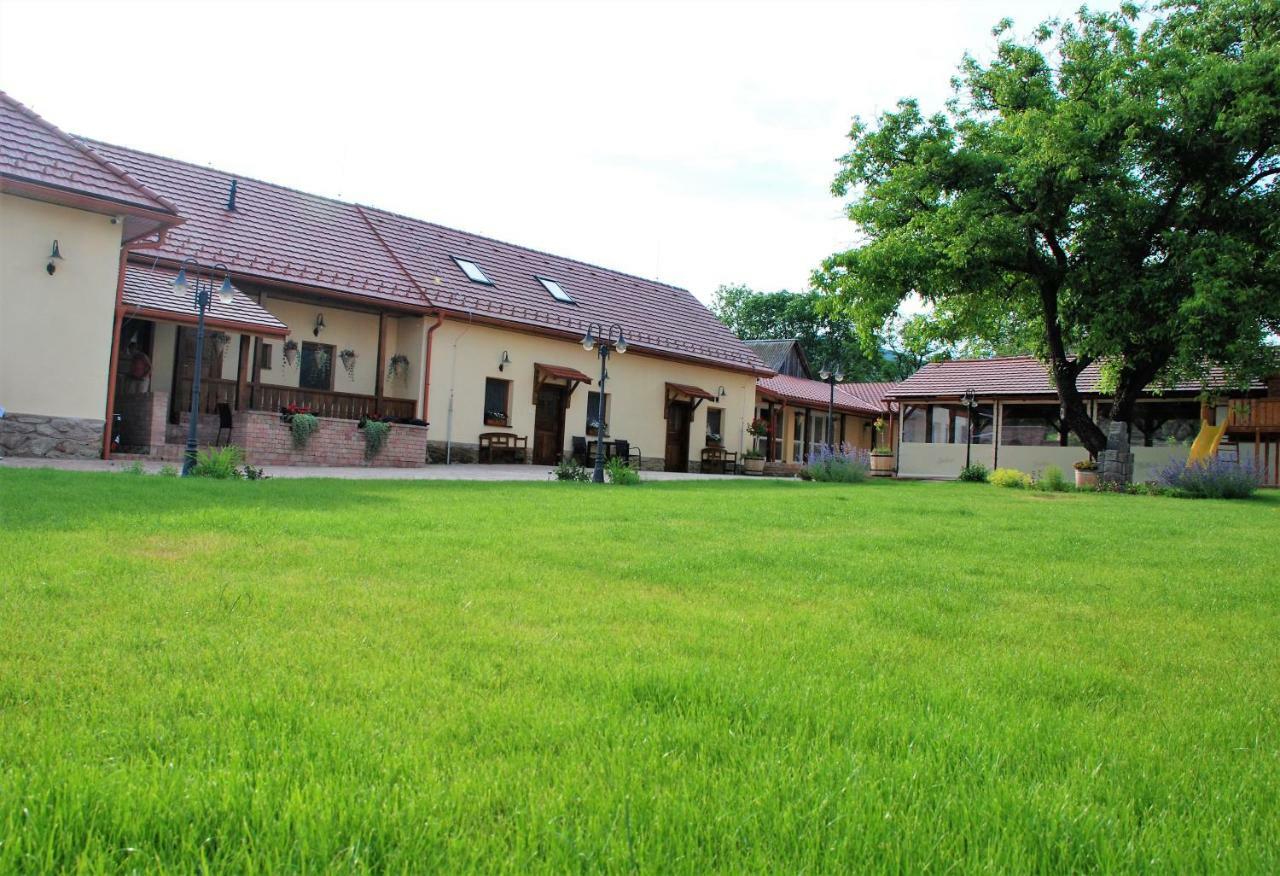 Ubytovanie Tri Ruze Krásnohorské Podhradie Exterior foto