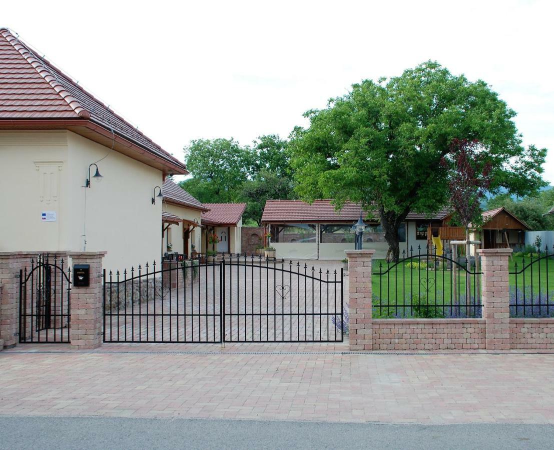 Ubytovanie Tri Ruze Krásnohorské Podhradie Exterior foto