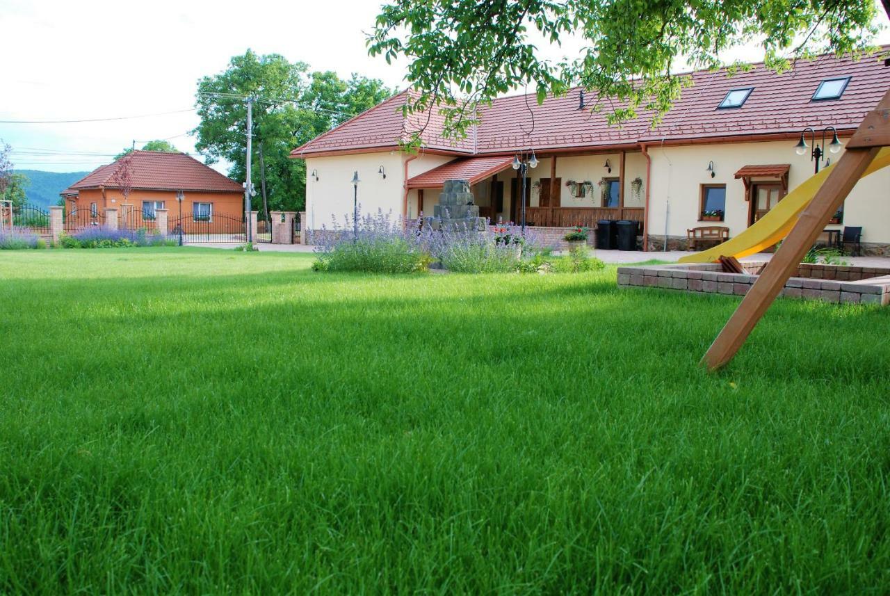 Ubytovanie Tri Ruze Krásnohorské Podhradie Exterior foto
