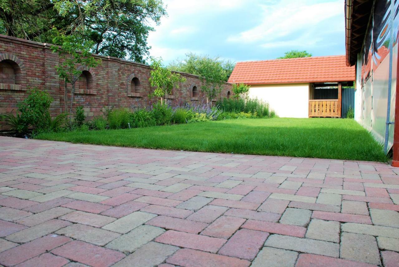 Ubytovanie Tri Ruze Krásnohorské Podhradie Exterior foto