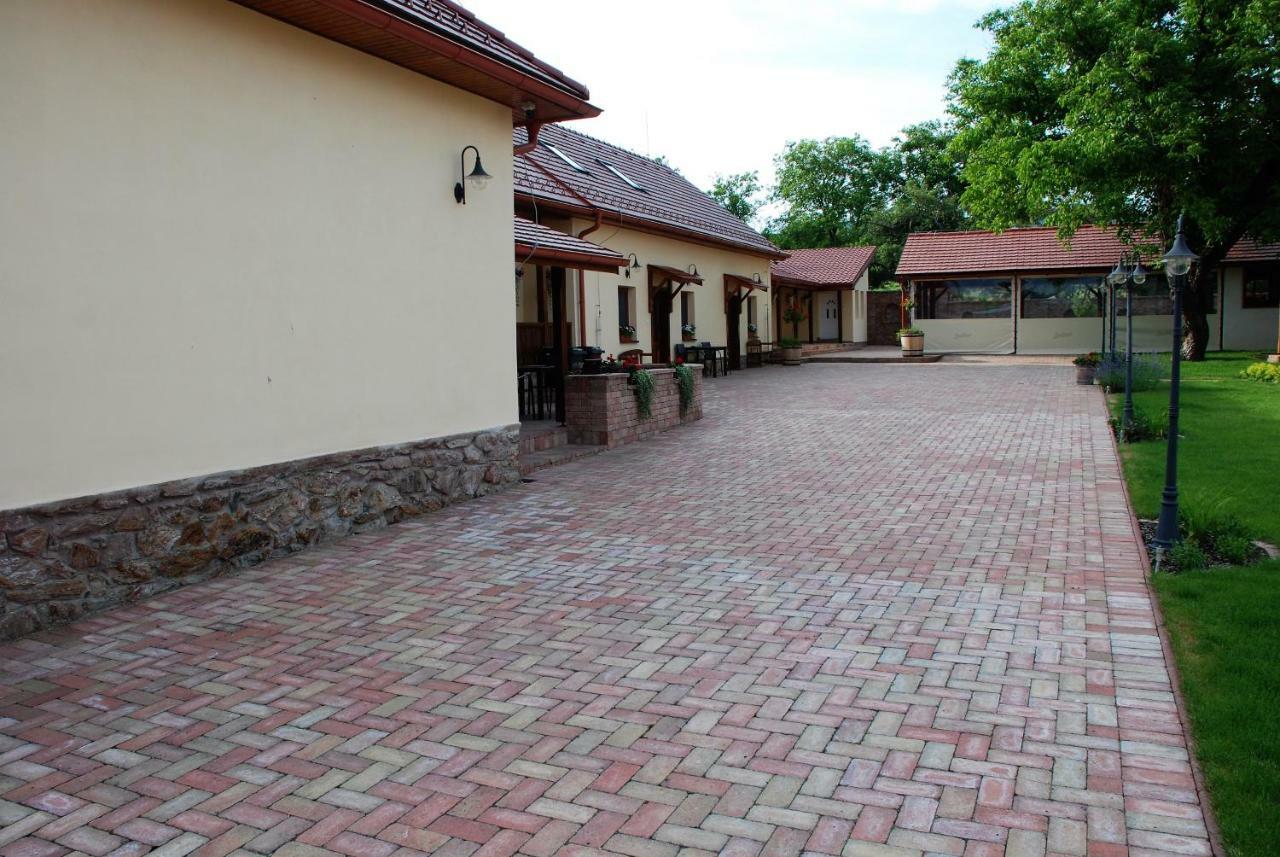 Ubytovanie Tri Ruze Krásnohorské Podhradie Exterior foto