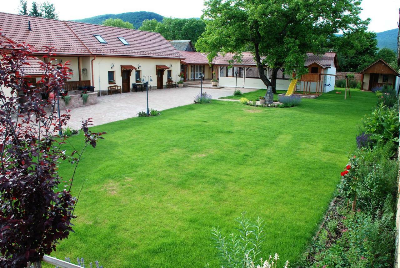 Ubytovanie Tri Ruze Krásnohorské Podhradie Exterior foto