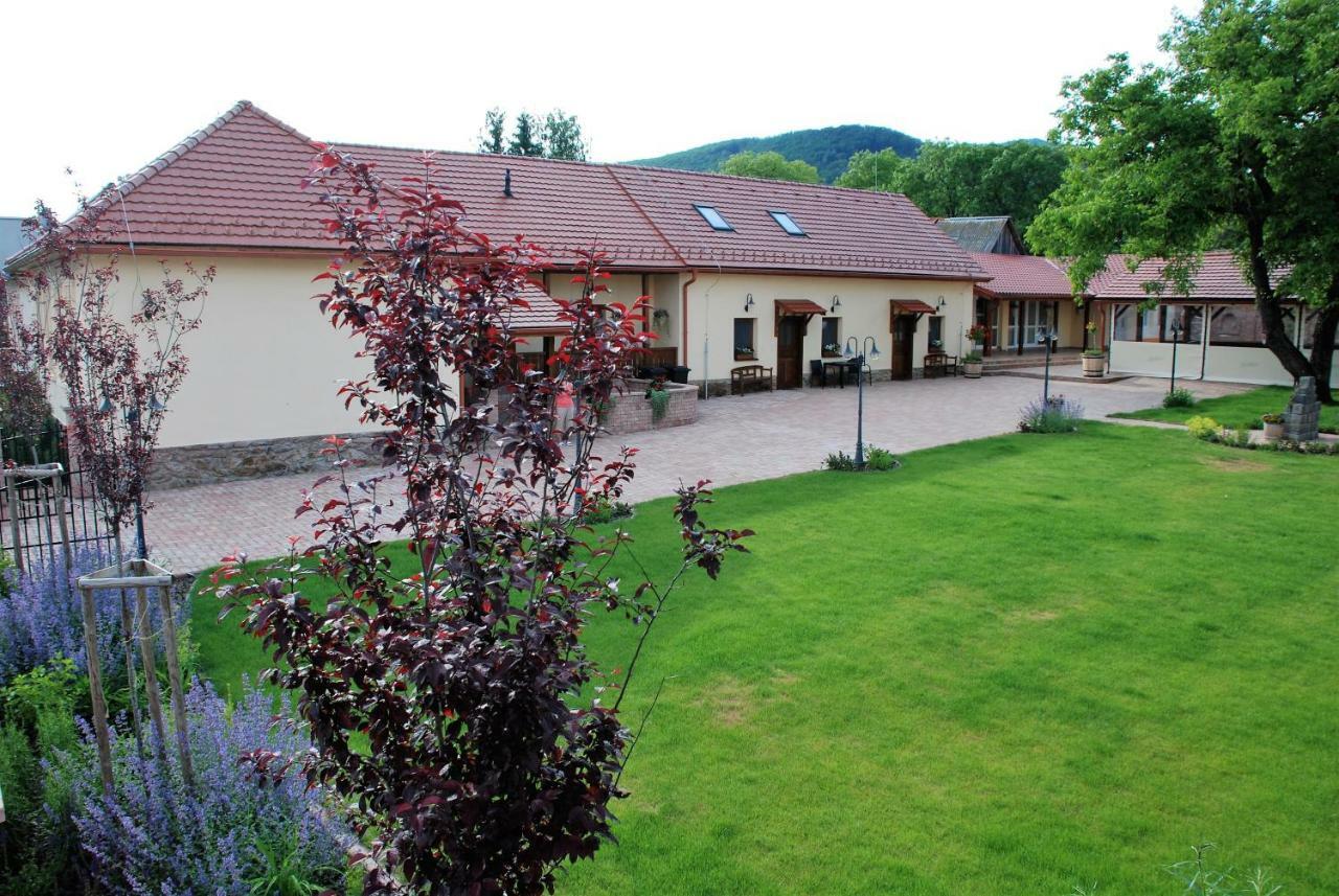 Ubytovanie Tri Ruze Krásnohorské Podhradie Exterior foto