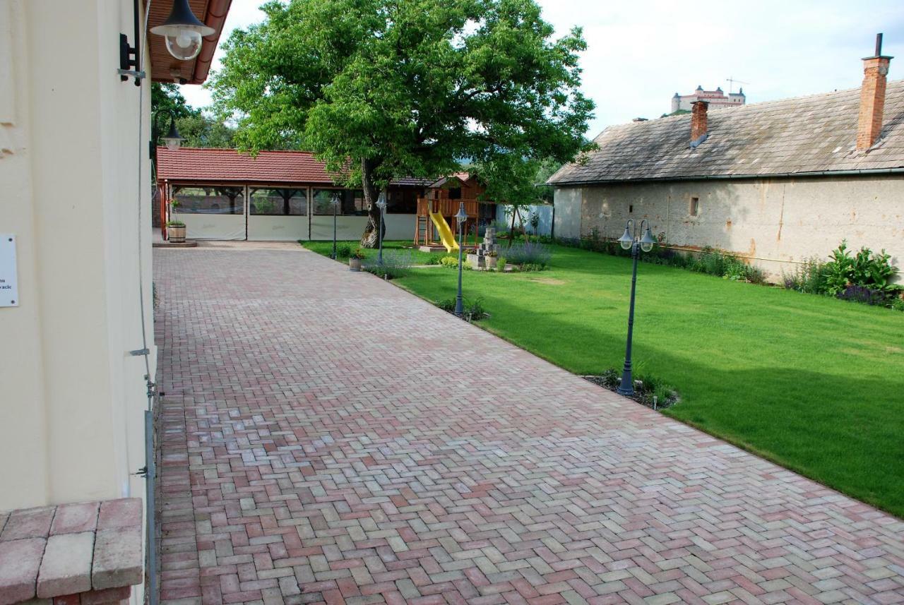Ubytovanie Tri Ruze Krásnohorské Podhradie Exterior foto