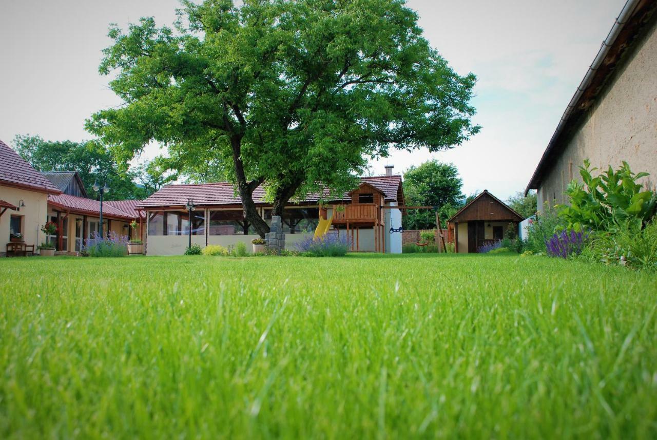 Ubytovanie Tri Ruze Krásnohorské Podhradie Exterior foto
