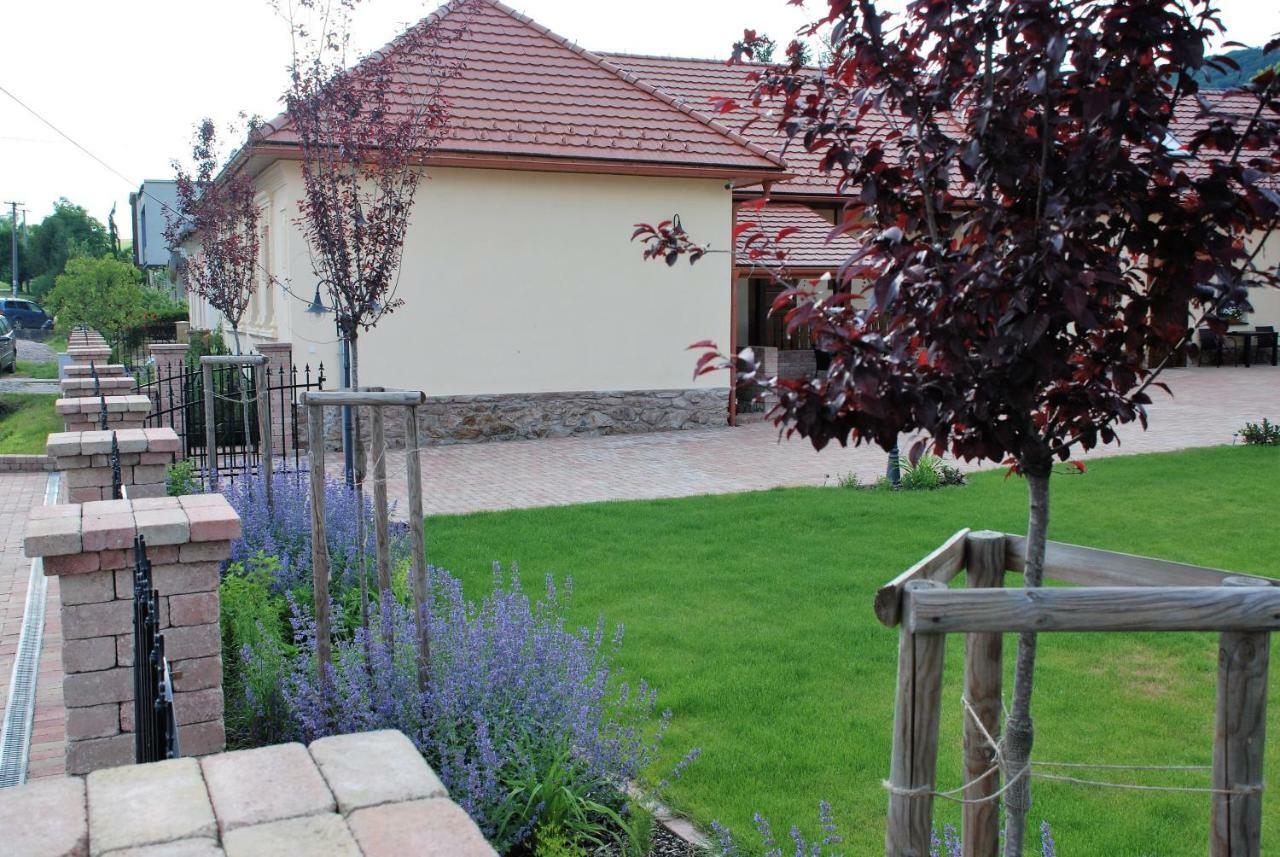 Ubytovanie Tri Ruze Krásnohorské Podhradie Exterior foto